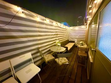 テラスも24時間使用可能。オプションです。電飾有り。飲食ＯＫ🍺 - ホワイトガーデン心斎橋🌼駅30秒多目的スペース ≪ホワイトガーデン心斎橋🌼≫10人まで/駅近30秒/カラオケの室内の写真