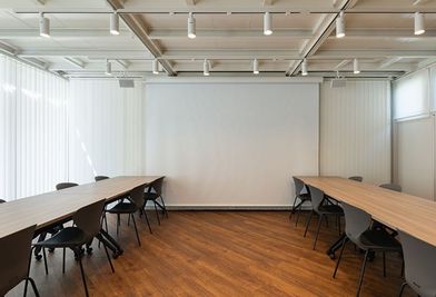 大鏡・スクリーン・家具などは、ご自由に開閉・移動いただけます！
※各設備のご利用後は、必ず原状復帰いただくようにお願いいたします。
 - U-SPACE川崎店 Communityの室内の写真