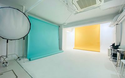 背景紙セッティングなどのオプション対応も可能です。 - A1 STUDIO／オクタボスタジオ 南青山 Rホリゾントスタジオの室内の写真