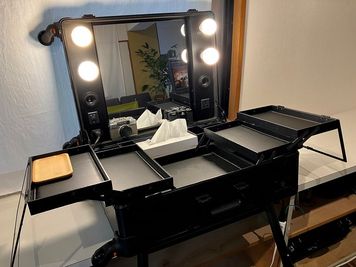 ヘアメイク台もあります - MALUICHI photo studio マルイチレンタルの設備の写真