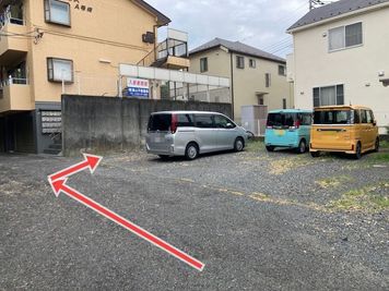 道路から駐車場（砂利面）へ - 調布三鷹レンタルスペース  キッチン&マルチスペース【調布🎉三鷹🎉吉祥寺】深大寺：6名のその他の写真