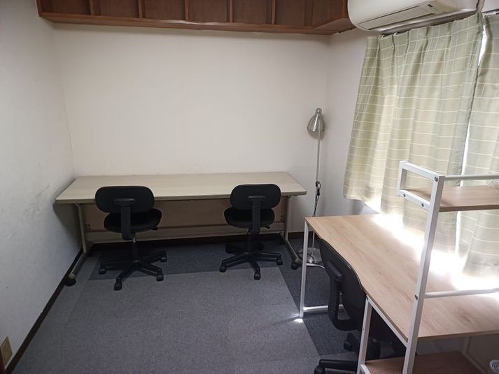 広めのテーブルを2台設置していますので、作業や勉強もしやすい環境になっています。 - 大京クラブ【レンタルスペース】 【事務スペース】の室内の写真