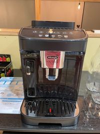 デロンギの全自動コーヒーマシン、新設しました。時間内でしたら何杯でもご自由にご賞味下さいエスプレッソとアメリカンなど嗜めます！ - トモズカフェの設備の写真