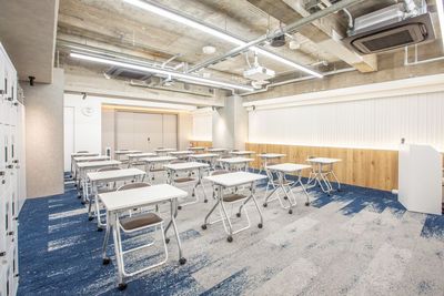 ビジネス 会議、打ち合わせ、セミナー、説明会、大人の趣味の集い、勉強会など、レイアウト、間隔、机の個数は自由に変えられます。 - パーソナルケアサポート株式会社　貸会議室 ダイアパレス伏見３F 貸会議室の室内の写真