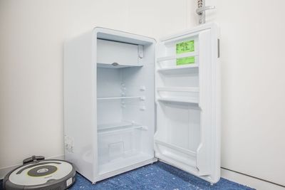 冷蔵庫（93L)も使用可能です。
500ml×約25本は入ります。 - パーソナルケアサポート株式会社　貸会議室 ダイアパレス伏見３F 貸会議室の設備の写真