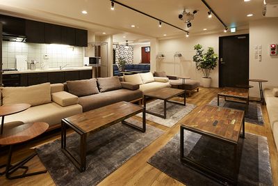 Lounge-R TERRACE【 無料WiFi あり】 テラス付きのレンタルスペース☆ ソファー席でゆったり♪の室内の写真