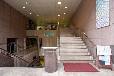 1階から２階へは階段をご利用ください。２階からエレベータがあります。 - パーソナルケアサポート株式会社　貸会議室 ダイアパレス伏見３F 貸会議室の外観の写真