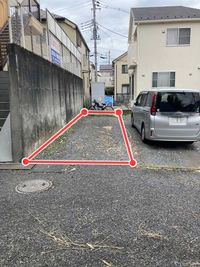 赤枠内１番区画が専用駐車場です（奥に１番という看板が見えます） - 《Fali-Studio》調布三鷹吉祥寺レンタルスペース  音楽ホール【調布🎻三鷹🎵吉祥寺】深大寺/ピアノ有/カラオケの設備の写真
