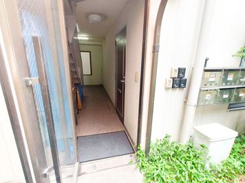 建物の入口です。やや暗いです。 - タネマキ201 レンタルスペースの入口の写真