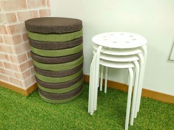 クッション12枚、丸イス4脚 - パーソナルレンタルスタジオ モエギ市ヶ谷/Moegi市ヶ谷 大学オフィス街近スタジオ♪ヨガピラティスダンス練習レッスンに最適の設備の写真