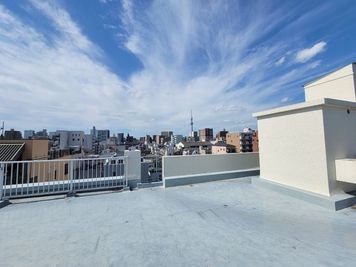 ROOF-TOP 屋上 森下R 【スカイツリーを背景に撮影可能】日当たりの良い広々屋上スペースの室内の写真