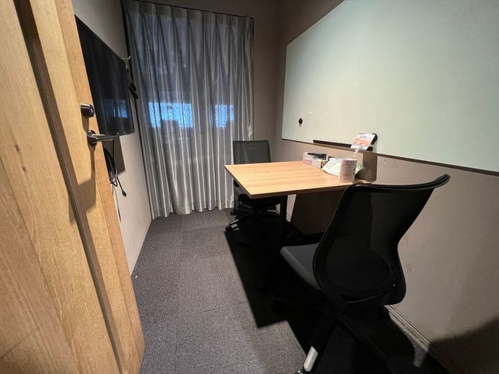 H¹T新宿西口（サテライト型シェアオフィス） 会議室 03(2名)の室内の写真