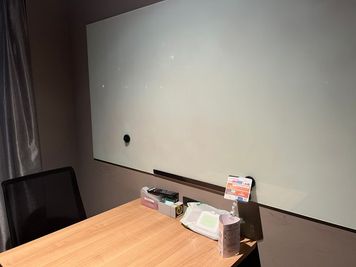 H¹T新宿西口（サテライト型シェアオフィス） 会議室 03(2名)の室内の写真
