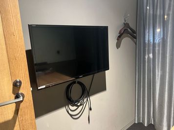 H¹T新宿西口（サテライト型シェアオフィス） 会議室 01(2名)の室内の写真