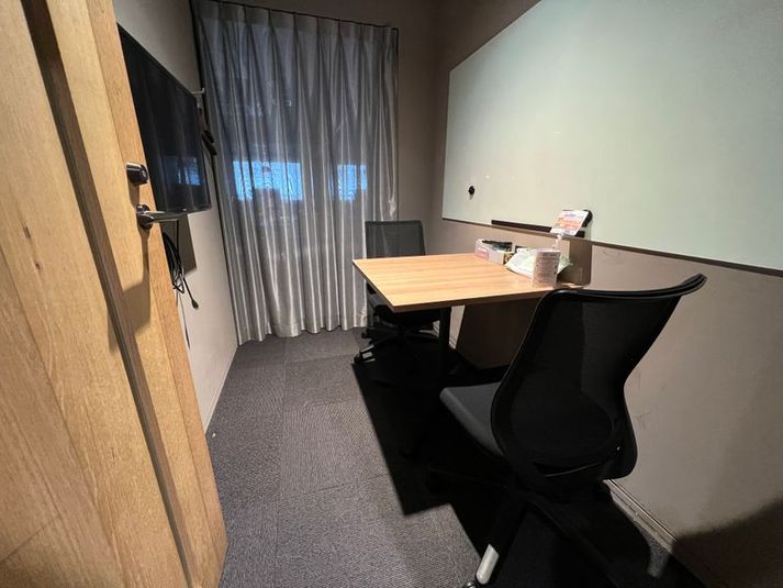 H¹T新宿西口（サテライト型シェアオフィス） 会議室 01(2名)の室内の写真