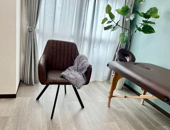 ゆったり座れる椅子と膝掛け - レンタルサロン　VAOVAO（バオバオ） レンタルスペース&サロンの設備の写真