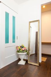 【Aルーム】イタリアンアンティークで落ち着いた雰囲気💐素敵な全身鏡✨ - アンティークス名古屋港 レンタルスタジオ/撮影スペースの室内の写真