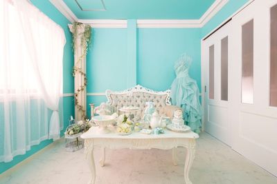【Cルーム】ティファニーブルーのような爽やかなグリーンの壁紙と白い装飾品の数々でキュートな空間✨ - アンティークス名古屋港 レンタルスタジオ/撮影スペースの室内の写真