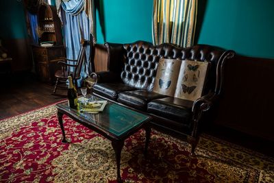 【Bルーム】ソファーでゆっくりと非日常の世界を味わえます🐻テーブルサイズ：50cm×98cm - アンティークス名古屋港 レンタルスタジオ/撮影スペースの室内の写真