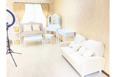 お部屋は２５平米と小さめですが、ソファ２台あり、ゆっくりくつろいでいただけます。 - 大阪プチフェアリー撮影スタジオ 白のスタジオ🤍本人不在の誕生日会 ＝Fairly whiteの室内の写真