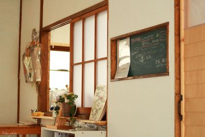 フローリング部屋。キッチンとの間に窓があります　　　 - レンタルスペース　リリーハウス 菓子惣菜製造許可付きミニキッチン&フローリング部屋(一棟貸し)の室内の写真