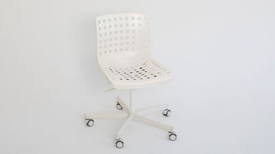 椅子  １ - 六本木ニュー麻布ビルスタジオ 白ホリゾント レンタル 写真動画スタジオの設備の写真