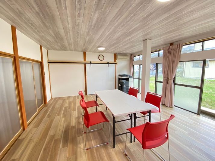 椅子20脚、座布団12枚あり。 - コミュニティスペースmeguru（コメグル） 簡易キッチン付きレンタルスペースの室内の写真