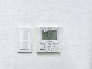 【室内に専用エアコンがあるので温度設定を自由に変更可能です。リモコンは入口入ってすぐ左の壁にございます】 - TIME SHARING 東陽町 新東陽ビル Room Aの設備の写真