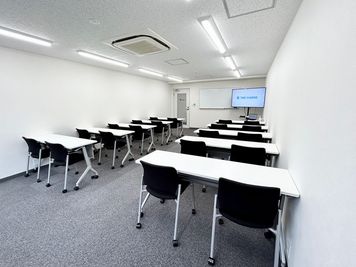 【モニターへは、スペース内にある無料備品のHDMIケーブルとお手持ちのPCを接続するだけで簡単に投影が出来ます】 - 【閉店】TIME SHARING 東陽町 新東陽ビル 【閉店】Room Aの室内の写真
