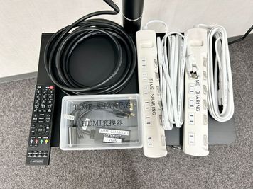 【モニター台には延長コードなどの細かい備品を設置しております】 - 【閉店】TIME SHARING 東陽町 新東陽ビル 【閉店】Room Aの設備の写真
