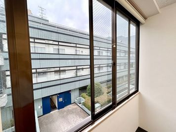 【窓を開けて換気可能です】 - 【閉店】TIME SHARING 東陽町 新東陽ビル 【閉店】Room Aの設備の写真