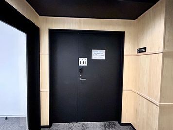 【エレベーターで3階まで上がると、突き当りに会議室入口ドアがあります】 - TIME SHARING 東陽町 新東陽ビル Room Aの入口の写真
