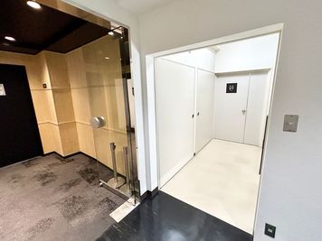【お手洗いは共用扉を出て左手にございます】 - 【閉店】TIME SHARING 東陽町 新東陽ビル 【閉店】Room Aの設備の写真