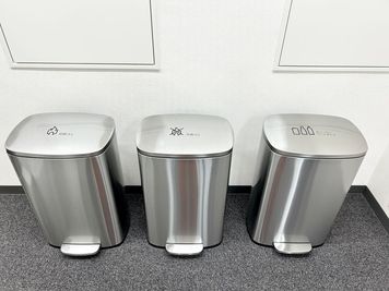 【ゴミはオープンスペースに設置のゴミ箱に捨ててください】 - 【閉店】TIME SHARING 東陽町 新東陽ビル 【閉店】Room Aの設備の写真