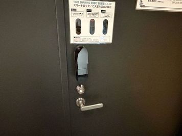 【入口扉についている電子錠を、予約完了メールに記載している暗証番号で開けて、お入りください】 - 【閉店】TIME SHARING 東陽町 新東陽ビル 【閉店】Room Aの入口の写真