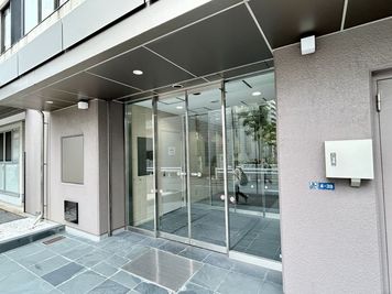 【こちらの入口からビルにお入りください】 - 【閉店】TIME SHARING 東陽町 新東陽ビル 【閉店】Room Aの入口の写真