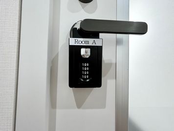【ドアノブについているキーボックスを、予約完了メールに記載している番号で開けて中から鍵を取り出し、ご入室いただきます】 - 【閉店】TIME SHARING 東陽町 新東陽ビル 【閉店】Room Aの入口の写真