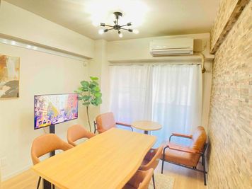 イスは７脚あります - 広島駅南近会議室 広島駅南口会議室の室内の写真