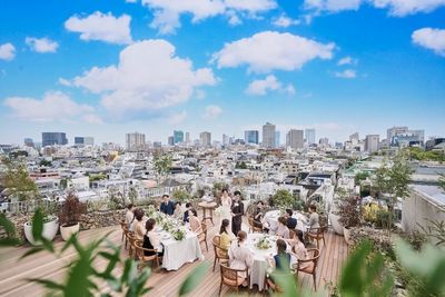 広い空を仰ぎながら心地良く吹く風の中で過ごす開放的なガーデンテラス - Central Terrace TOKYO 都心でありながら自然を身近に感じるレストランの室内の写真