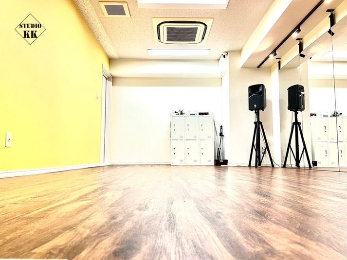 大きな姿見が5枚並び、ダンスや演劇の練習、ヨガレッスンなどに最適なスタジオです - 隠れ家レンタルスタジオ「STUDIO KK」 レンタルスタジオの室内の写真