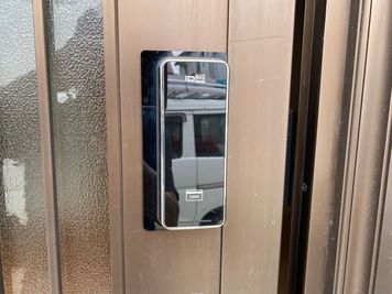玄関はカード型のスマートキーで施錠します。 - コミュニティスペースmeguru（コメグル） 簡易キッチン付きレンタルスペースの設備の写真