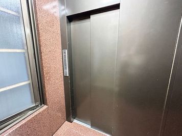 【1階エレベーターホール】 - TIME SHARING 竹橋 廣瀬第3ビル 3Fの入口の写真