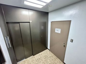 【エレベーターで3階にあがると、すぐ左手に会議室のドアがあります。】 - TIME SHARING 竹橋 廣瀬第3ビル 3Fの入口の写真