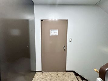 【1階で受け取った鍵で解錠してご入室ください】 - TIME SHARING 竹橋 廣瀬第3ビル 3Fの入口の写真