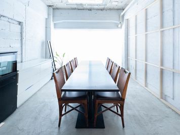 4人掛けテーブル2台と椅子が12脚あります。ホワイトボードもあります。 - ワセダ食堂　レンタルスペース ワセダ食堂　イベントスペースの室内の写真