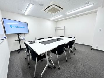 【モニターへは、スペース内にある無料備品のHDMIケーブルとお手持ちのPCを接続するだけで簡単に投影が出来ます】 - 【閉店】TIME SHARING 東陽町 新東陽ビル 【閉店】Room Bの室内の写真
