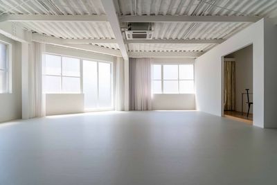 海外の美術館などでも使用されている天然素材のマーモリウムという床材を使用しています。美しいライトグレーの床面です。 - Blend Living 【Blend Living】シンプルなデザイナーズ自然光スタジオの室内の写真