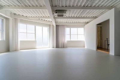 美しいライトグレーの床面 - Blend Living 【Blend Living】シンプルなデザインの自然光スタジオの室内の写真