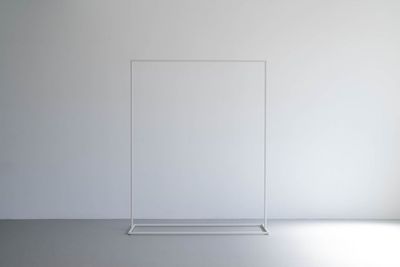 白のハンガーラック - Blend Living 【Blend Living】シンプルなデザイナーズ自然光スタジオの室内の写真