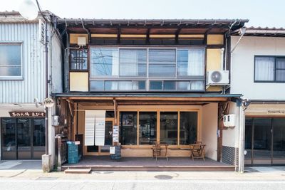 外観　木次駅の商店街に佇む古民家です。 - まちのワーキングスペース「オトナリ」 キッチン付きレンタルスペースの外観の写真